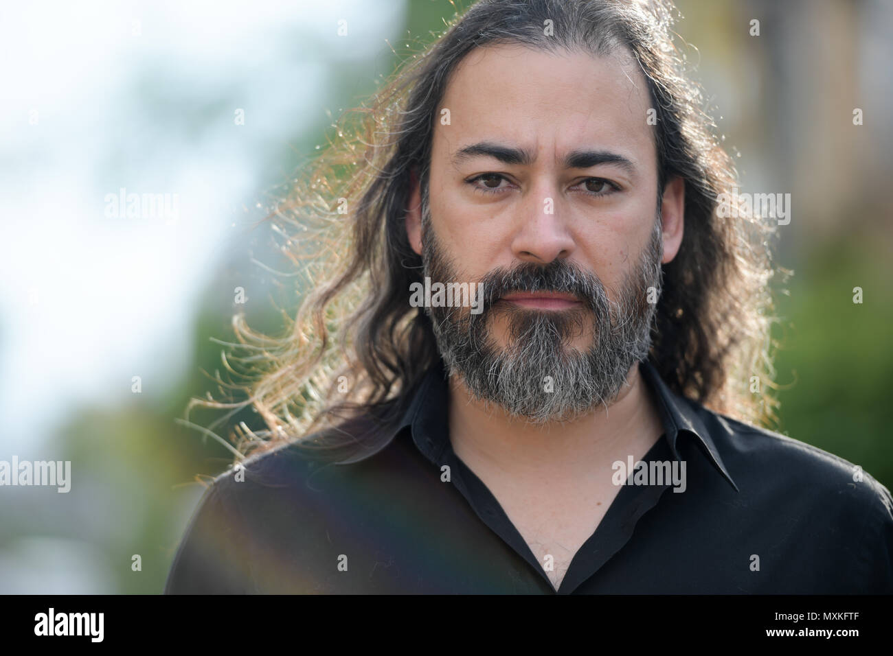 Handsome mature businessman multi-ethnique barbu aux cheveux longs dans les rues à l'extérieur Banque D'Images