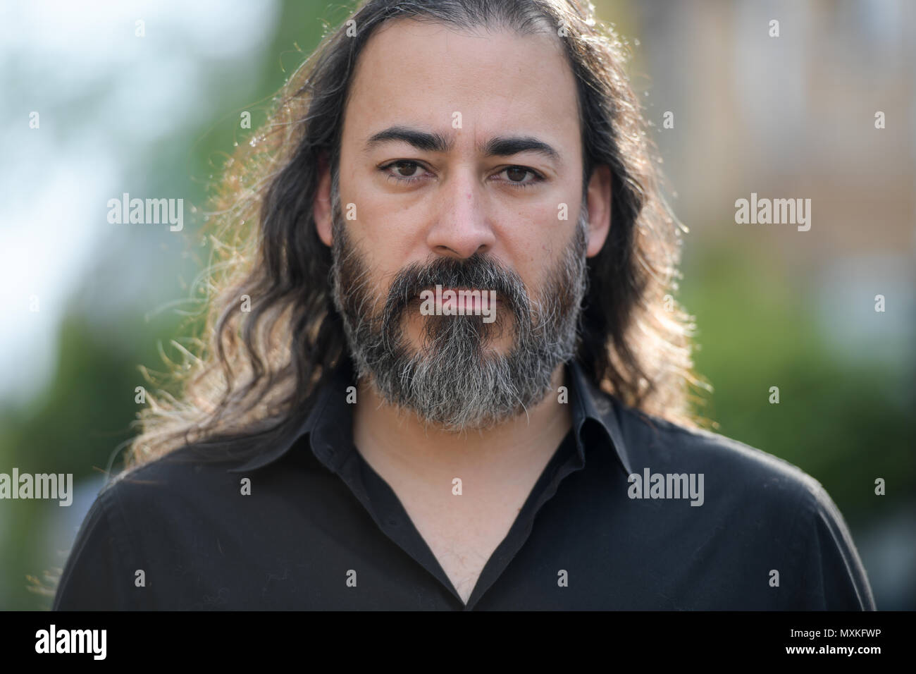 Handsome mature businessman multi-ethnique barbu aux cheveux longs dans les rues à l'extérieur Banque D'Images
