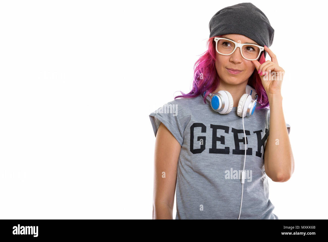 Studio shot of geek girl holding eyeglasses et penser avec elle Banque D'Images