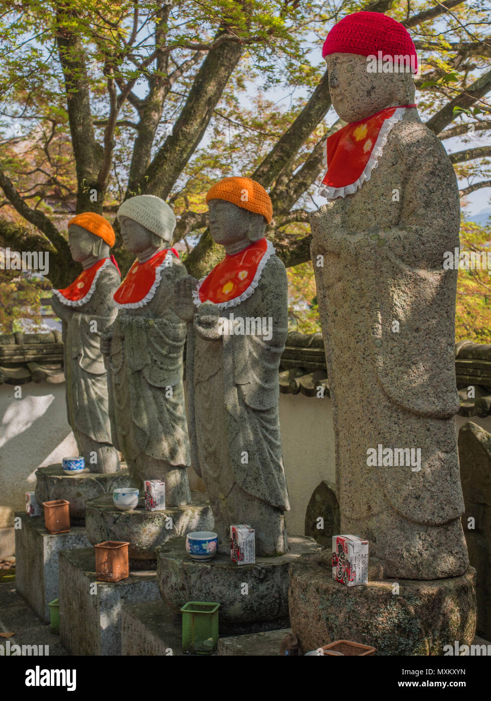 Rangée de statues Jizo Bosatsu avec des bonnets rouges et des bavoirs, Butsumokuji 42 Shikoku 88 temple, temple pèlerinage, Japon Banque D'Images