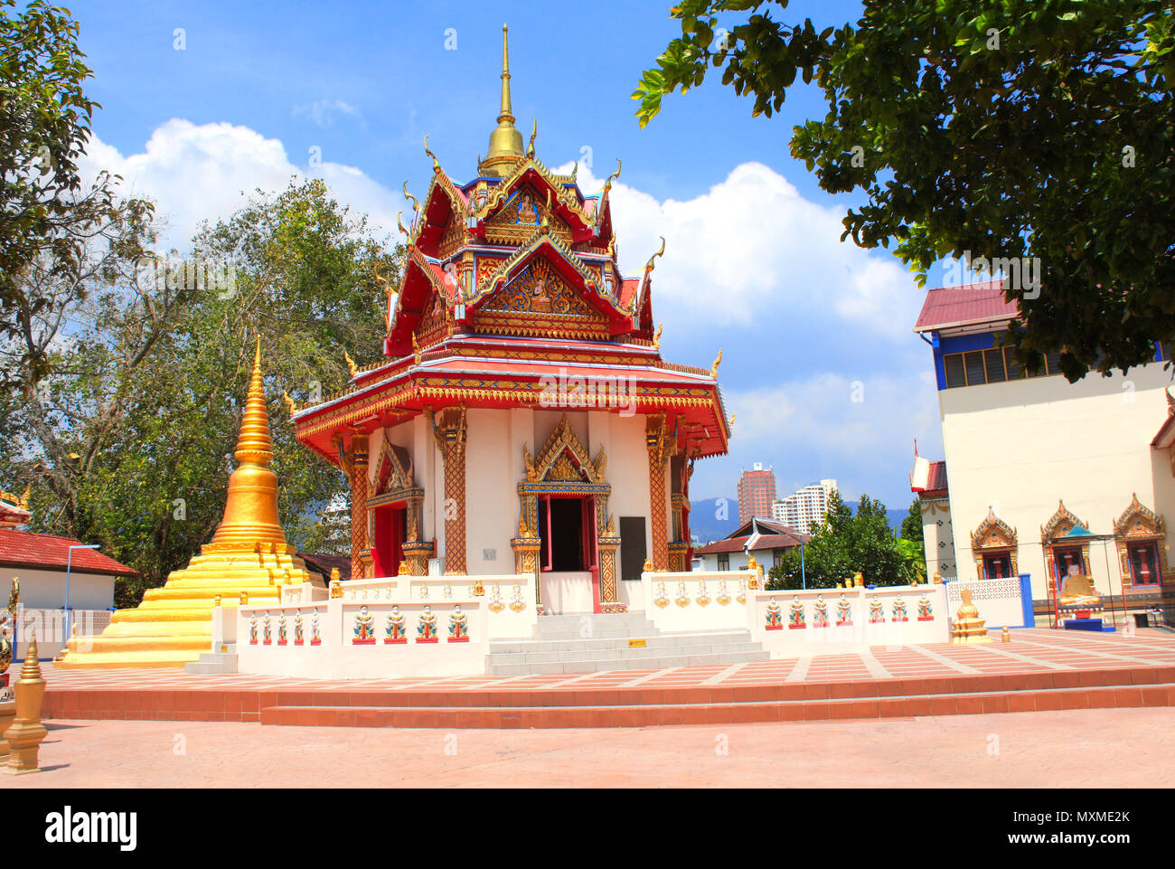 Dans le pavillon, Pulau Tikus (temple bouddhiste thaï Wat Chayamangkalaram), célèbre attraction touristique à Georgetown, l'île de Penang, Malaisie Banque D'Images