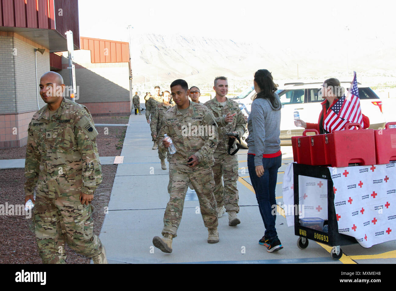 Plus de 100 soldats de la 369e compagnie chimique basée à Fort Bliss, Texas, est revenu d'un déploiement de neuf mois au Koweït le 14 novembre. 76e Division de l'intervention opérationnelle de général commandant adjoint du brig. Le général James Blankenhorn, commande et le Sgt. Le major Michael Robinson, étaient sur place pour accueillir les soldats pendant qu'ils marchaient vers le bas de l'avion. Banque D'Images