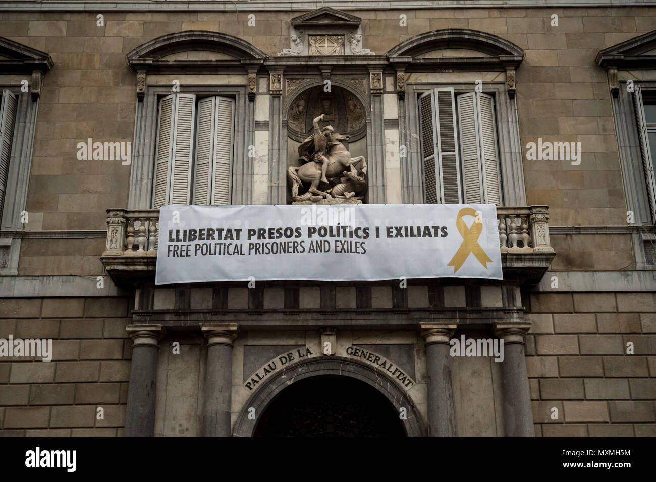 Une bannière à lire 'Libérer les prisonniers politiques et les exilés' pend du balcon de la Generalitat de Catalunya à Barcelone. Banque D'Images