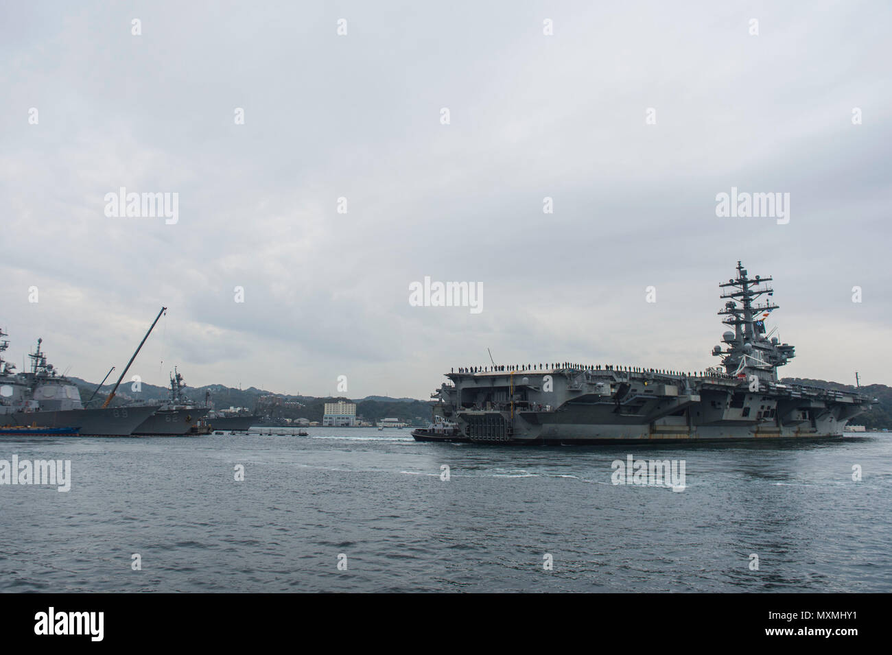 Le porte-avions USS Ronald Reagan (CVN 76) déployé à l'avant retourne au commandant des activités de la flotte à Yokosuka, au Japon, le 21 novembre 2016, après une patrouille de routine. Ronald Reagan, navire amiral du Carrier Strike Group Five (CSG 5), est stationné à Yokosuka pour soutenir les opérations de sécurité et de stabilité dans la région Indo-Asie-Pacifique. Le retour du navire marque l’achèvement des missions opérationnelles et la disponibilité continue du déploiement avancé. Banque D'Images