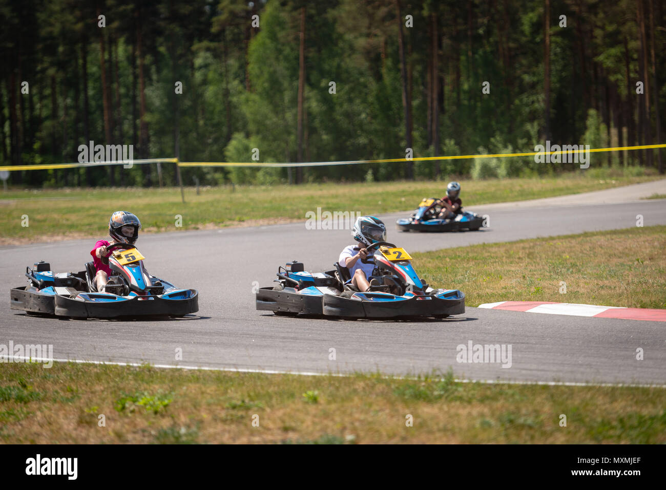 ROPAZI, LETTONIE - Mai 24, 2018 : Sport étudiant ZZ Jeux CHAMPIONSHIP. Les élèves de différentes classes montrer leurs compétences dans la conduite d'un karting sur le rac Banque D'Images