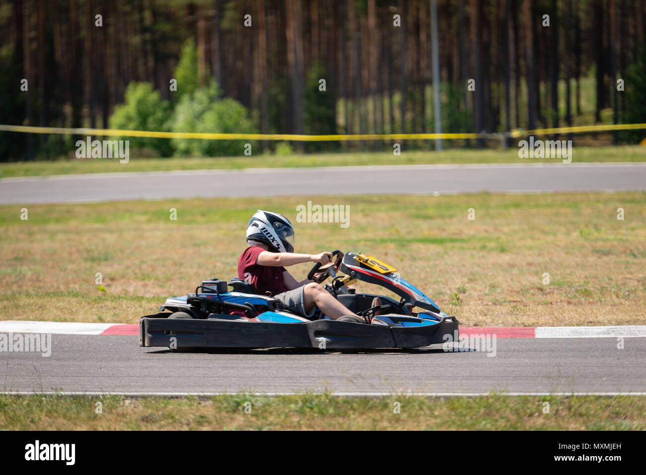 ROPAZI, LETTONIE - Mai 24, 2018 : Sport étudiant ZZ Jeux CHAMPIONSHIP. Les élèves de différentes classes montrer leurs compétences dans la conduite d'un karting sur le rac Banque D'Images