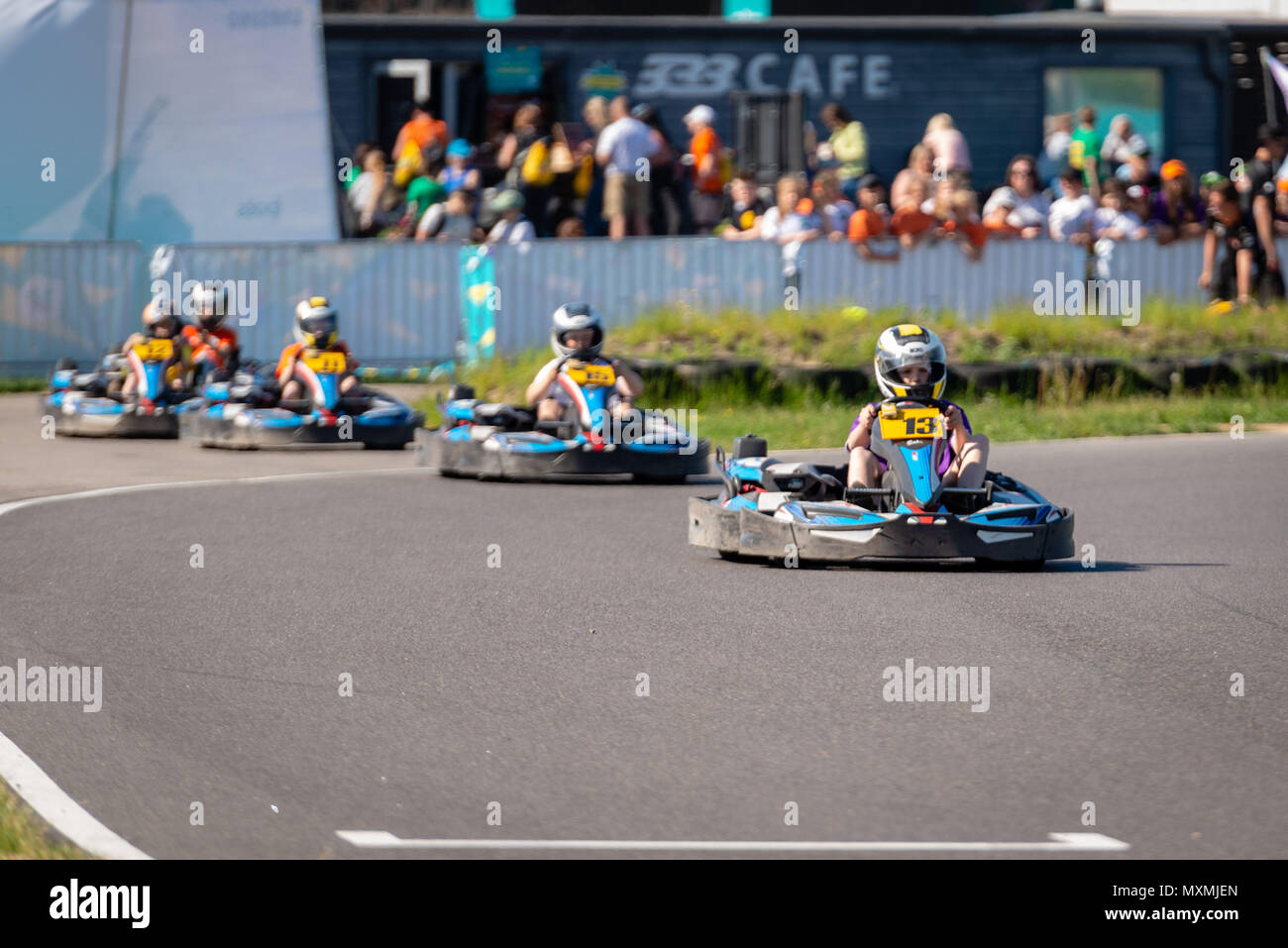 ROPAZI, LETTONIE - Mai 24, 2018 : Sport étudiant ZZ Jeux CHAMPIONSHIP. Les élèves de différentes classes montrer leurs compétences dans la conduite d'un karting sur le rac Banque D'Images