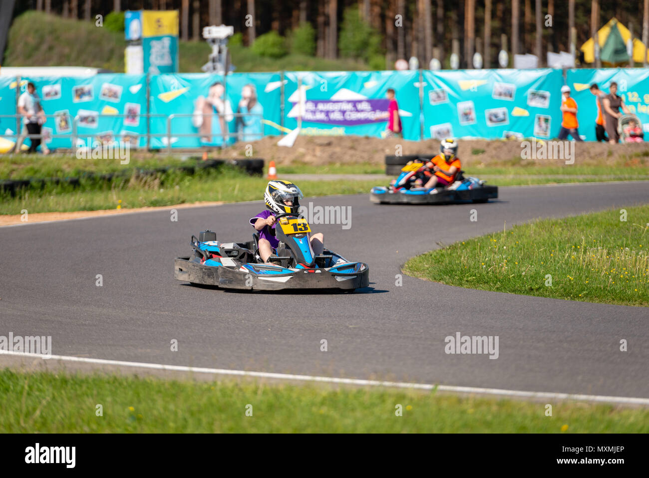 ROPAZI, LETTONIE - Mai 24, 2018 : Sport étudiant ZZ Jeux CHAMPIONSHIP. Les élèves de différentes classes montrer leurs compétences dans la conduite d'un karting sur le rac Banque D'Images