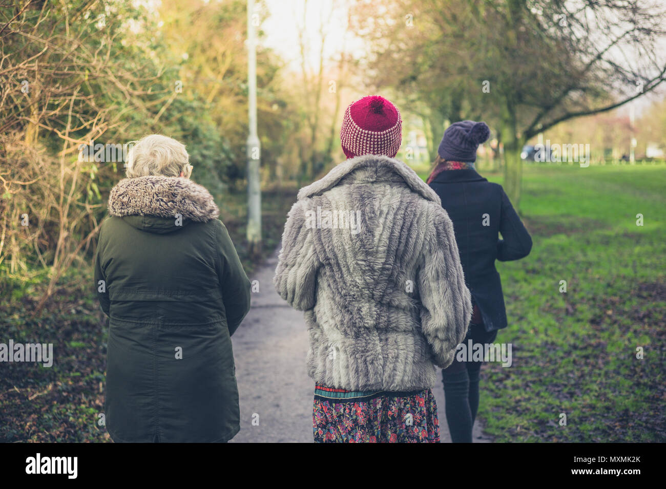Une femme plus âgée avec deux jeunes femmes, c'est marcher dans le parc en hiver Banque D'Images