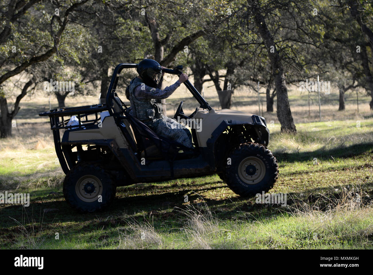 Navigant de première classe Luis Valentin, 9e Escadron des Forces de sécurité, contrôleur d'entrée de l'installation monte dans un véhicule tout-terrain dans une zone boisée à Beale Air Force Base, Californie, Novembre 4, 2016. Une grande partie du périmètre de Beale est isolée par des zones boisées. (U.S. Air Force photo/Airman Tristan D. Viglianco) Banque D'Images