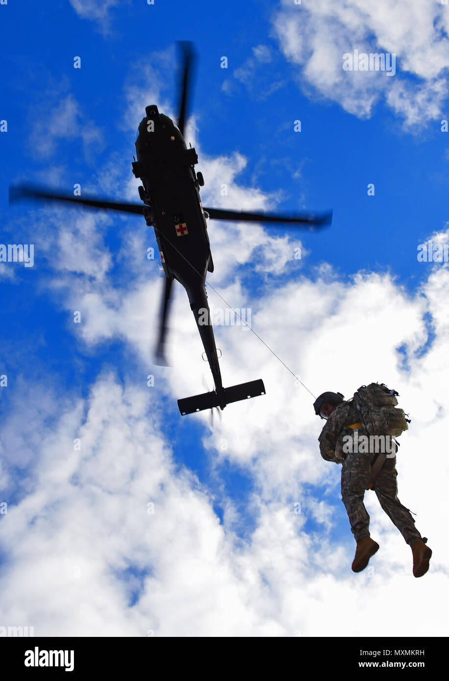 Un soldat de la Garde nationale du Dakota du Sud l'entreprise C, 1er Bataillon, 189e Régiment d'aviation, descend d'un hélicoptère Blackhawk UH60 au cours de l'exercice Combat Raider 1701 près de Belle Fourche, S.D., 16 novembre 2016. L'exercice sauvetage simulé deux pilotes blessés que éjecté de son avion en territoire hostile. (U.S. Air Force photo par un membre de la 1re classe James L. Miller) Banque D'Images