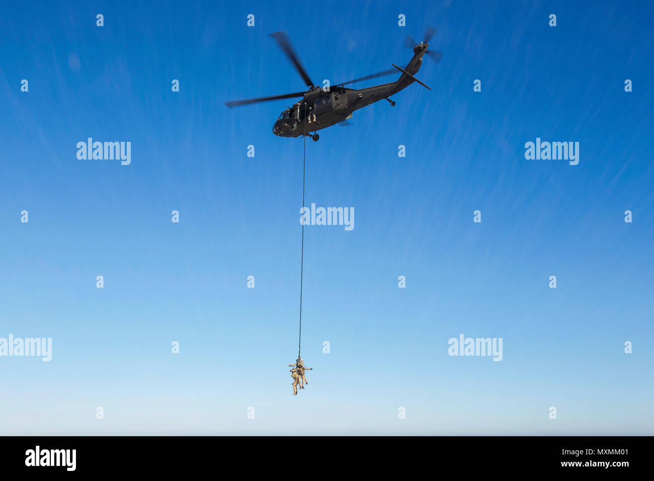 Un UH-60 Black Hawk avec le 1-150ème bataillon d'hélicoptères d'assaut, New Jersey Army National Guard, des ascenseurs un groupe d'aviateurs avec le 227e Escadron d'opérations d'appui aérien, New Jersey Air National Guard, pour un but spécial d'extraction d'insertion dans le cadre de l'exercice 'JE SUIS PRÊT' à Island Beach State Park, parc en bord de mer, N.J, 18 novembre 2016. 'Je suis prêt' est un centré sur l'aviation, la formation conjointe entre le New Jersey et de la Garde nationale aérienne de l'armée et police de l'État du New Jersey pour valider des accords d'entraide et d'intervention pour la sécurité intérieure et des opérations nationales exigeant le New Jersey Nat Banque D'Images