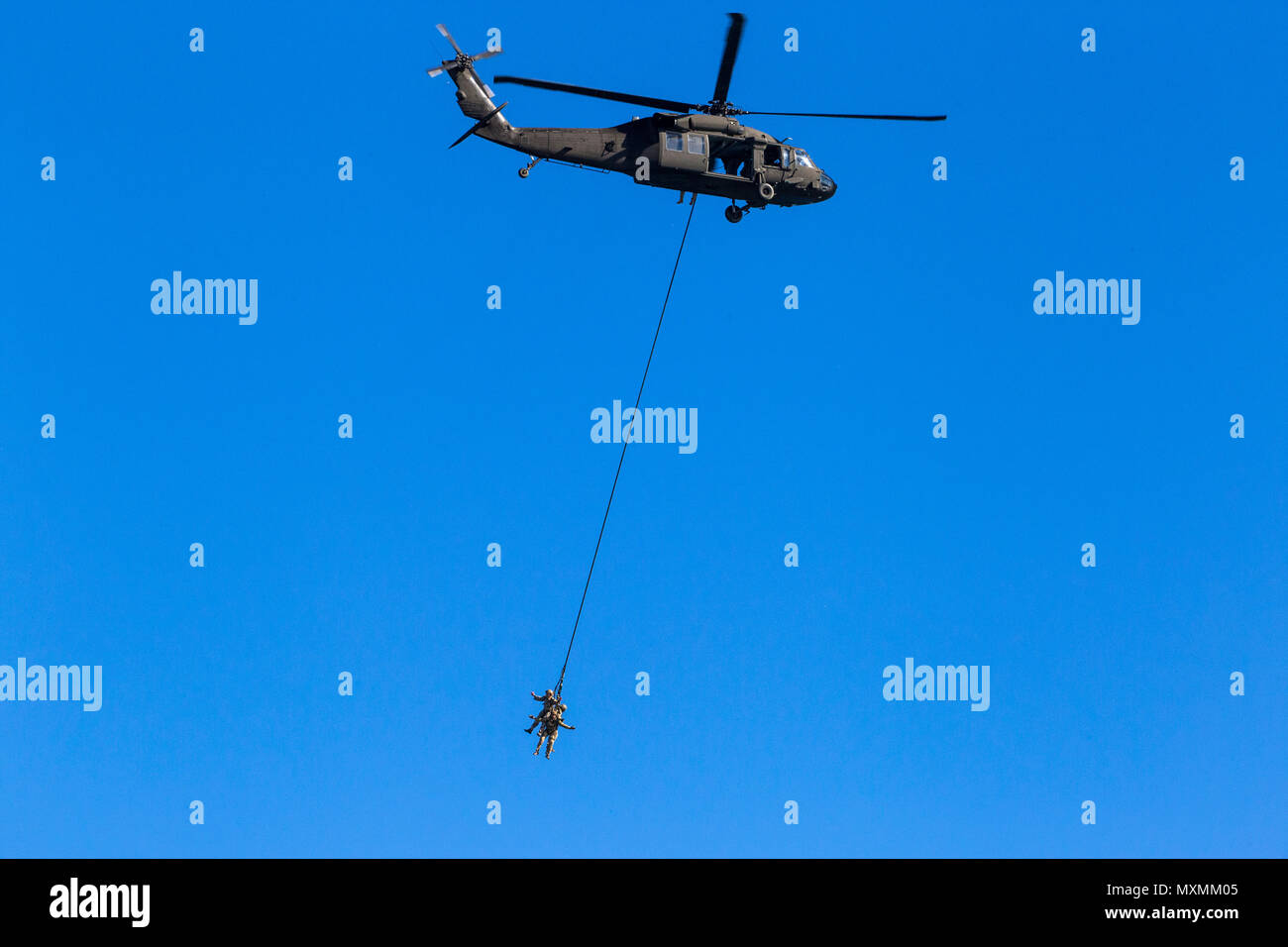 Un UH-60 Black Hawk avec le 1-150ème bataillon d'hélicoptères d'assaut, New Jersey Army National Guard, des ascenseurs un groupe d'aviateurs avec le 227e Escadron d'opérations d'appui aérien, New Jersey Air National Guard, pour un but spécial d'extraction d'insertion dans le cadre de l'exercice 'JE SUIS PRÊT' à Island Beach State Park, parc en bord de mer, N.J, 18 novembre 2016. 'Je suis prêt' est un centré sur l'aviation, la formation conjointe entre le New Jersey et de la Garde nationale aérienne de l'armée et police de l'État du New Jersey pour valider des accords d'entraide et d'intervention pour la sécurité intérieure et des opérations nationales exigeant le New Jersey Nat Banque D'Images