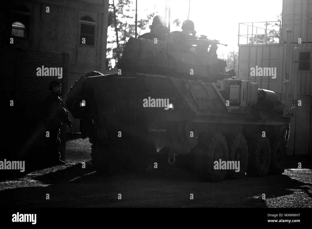 Les soldats dans un véhicule blindé léger 25 A-2 d'assurer la sécurité de leurs troupes débarquées au cours d'un raid motorisé percer à l'établissement de formation en milieu urbain 16 novembre 2016 à Camp Lejeune, N.C. Les marines sont avec Charlie Co., 2e Bataillon de reconnaissance blindé léger et travaillé de concert avec les fantassins avec des armes Co., 3e Bataillon, 6e Régiment de Marines au cours de l'exercice. Les marines sont la formation pour un déploiement avec la 24e unité expéditionnaire de marines au début de l'année prochaine. (U.S. Marine Corps photo par le Sgt. Matthieu Callahan) Banque D'Images