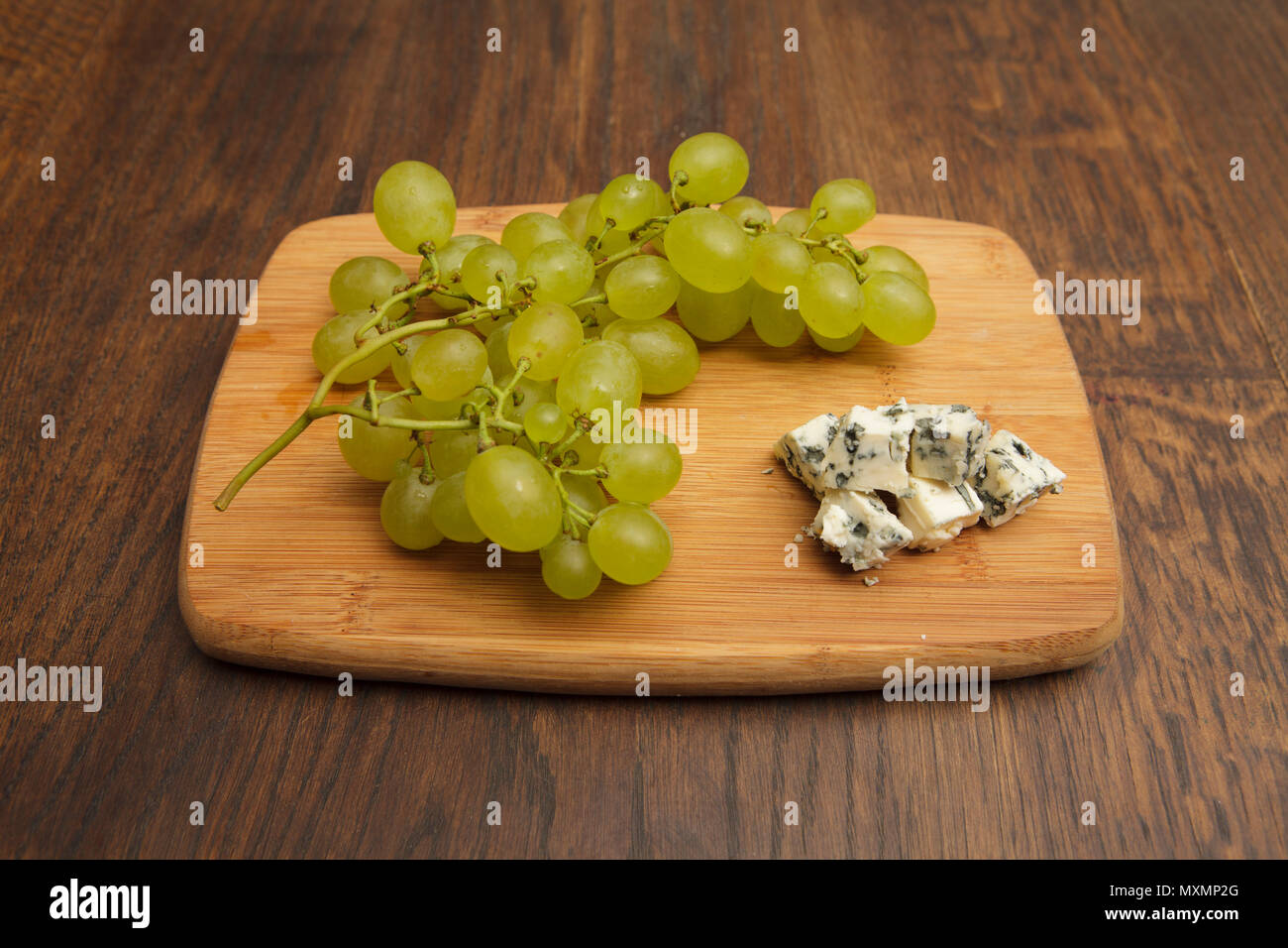 Raisins blancs avec quelques rogueford fromage sur woden board Banque D'Images