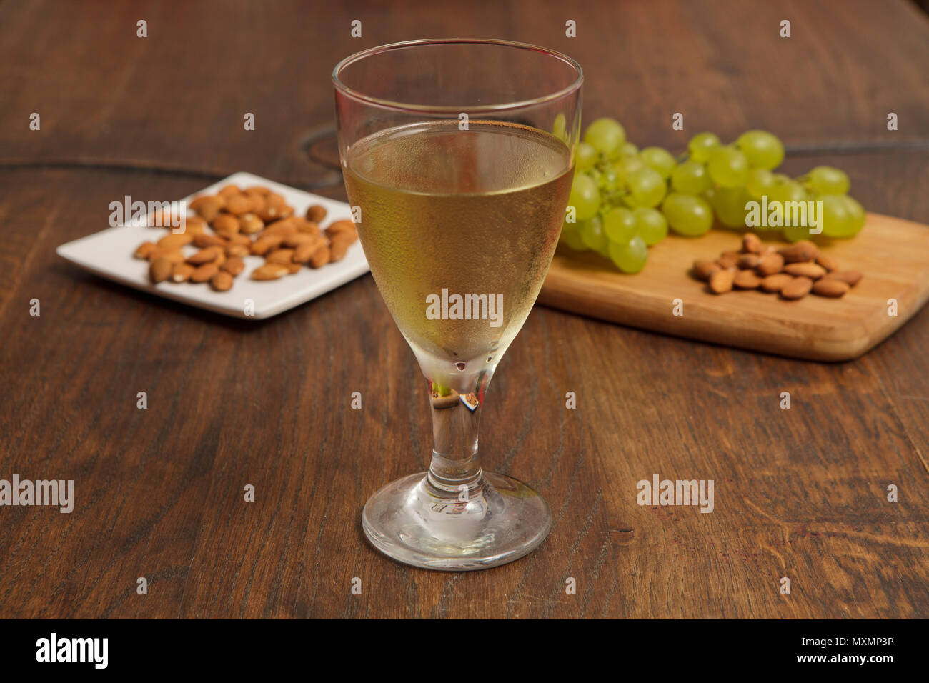 Un verre de vin avec des raisins et des écrous sur le backround Banque D'Images