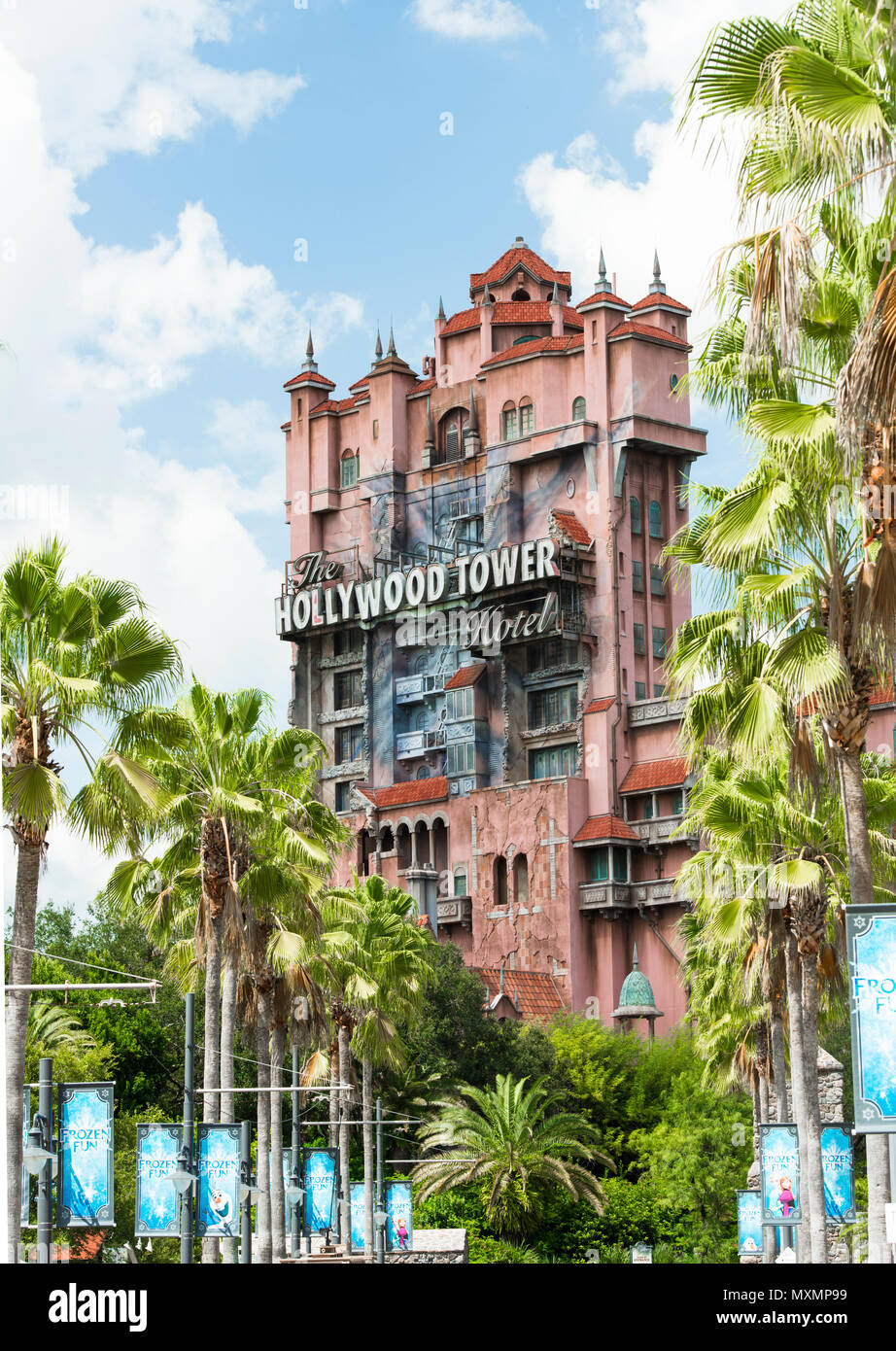 Tour Hollywood Hollywood Studios de Disney à Orlando en Floride. Cette photo est encadrée d'une avenue de vert des palmiers, ciel bleu et nuages blancs moelleux Banque D'Images