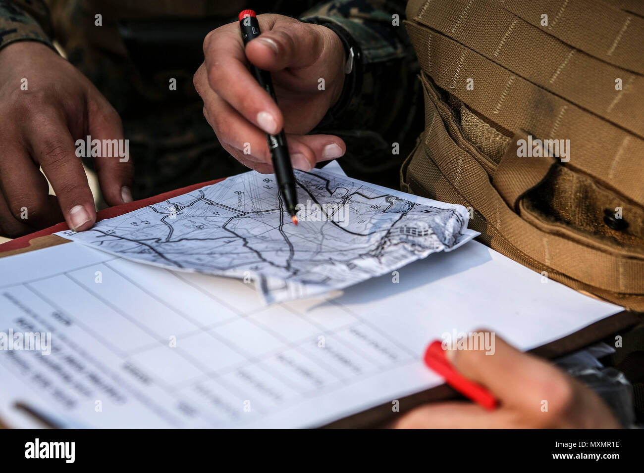 Les Marines américains avec 25 Régiment de logistique de combat, 2e ...