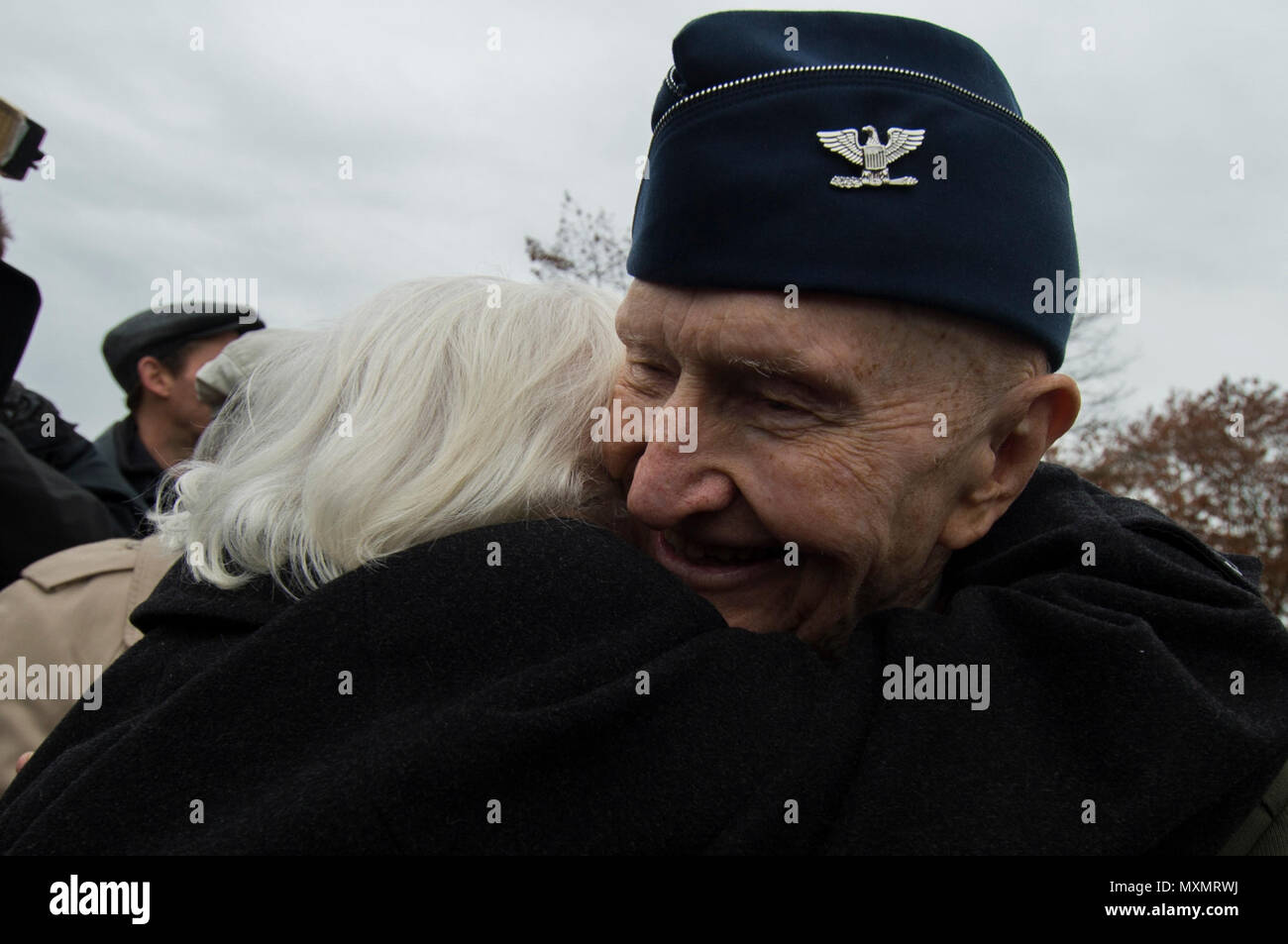 Le colonel de l'US Air Force à la retraite Gail Halvorsen, un C-52 Skymaster pilote a également connu sous le nom de Candy Bomber, étreintes Gisela Rainare, un ancien employé civil à l'ancienne Base aérienne principale Frankfurt, Allemagne, avant la cérémonie de réouverture du pont aérien de Berlin Memorial à l'extérieur de l'Aéroport International de Francfort, Allemagne, 22 novembre 2016. Les deux Halvorsen et Rainare a travaillé dans le cadre de le Pont Aérien de Berlin, également connu sous le nom d'opération Vittles, qui a livré plus de deux millions de tonnes de nourriture pour les citoyens d'un blocus de Berlin ouest entre juin 1948 et septembre 1949. (U.S. Photo de l'Armée de l'air par le sergent. McFa Joe W. Banque D'Images