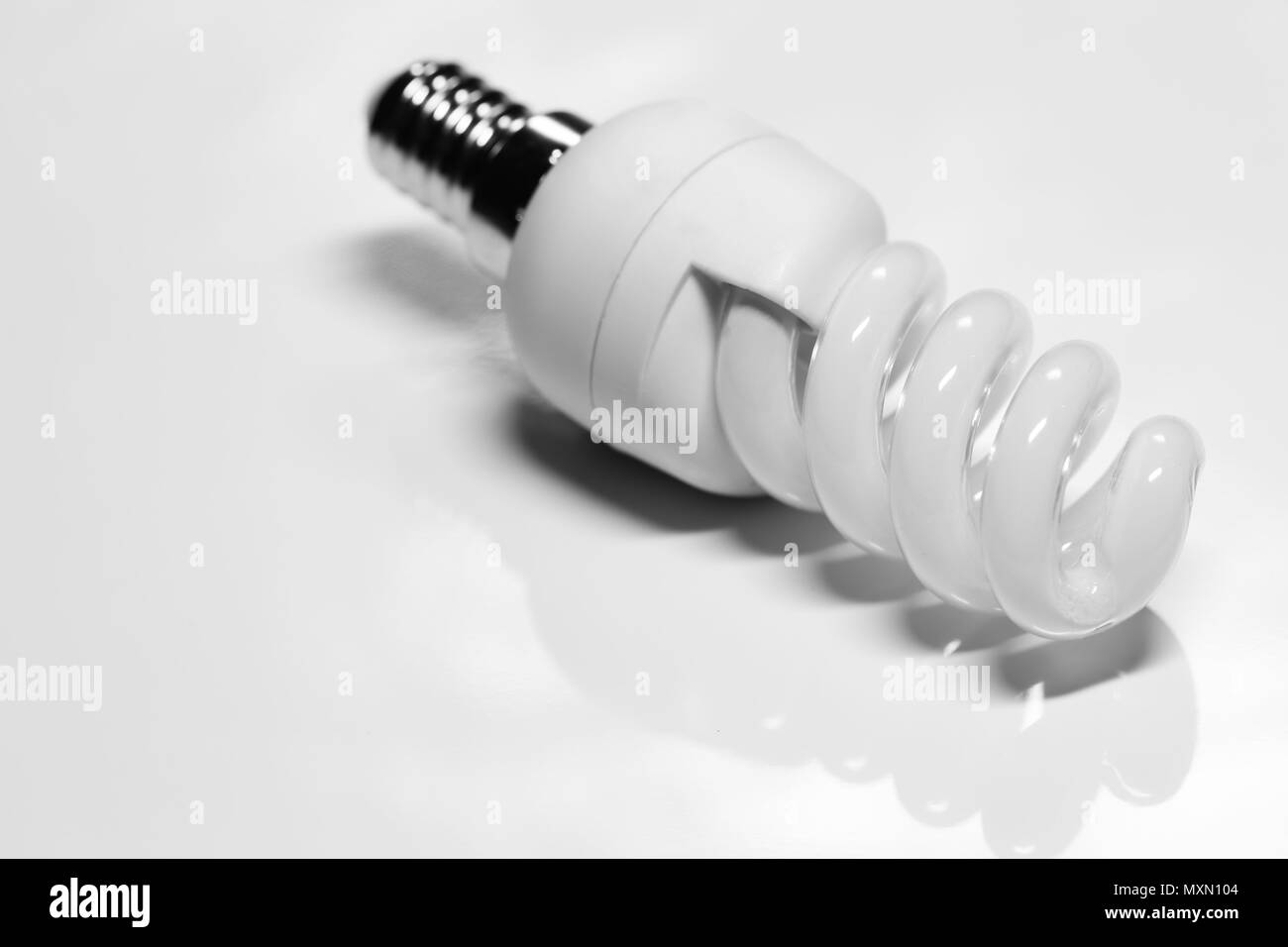 Ampoule à économie d'énergie de lumière blanche concept de l'économie et l'écologie Banque D'Images