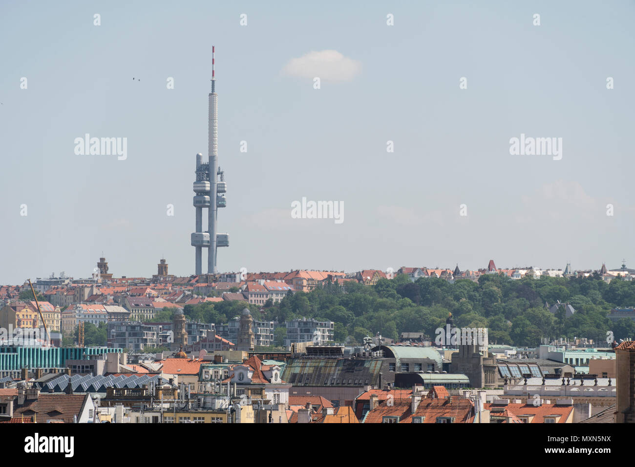 Un panopramic sur la ville avec la tour de télévision à Prague, République Czeche Banque D'Images