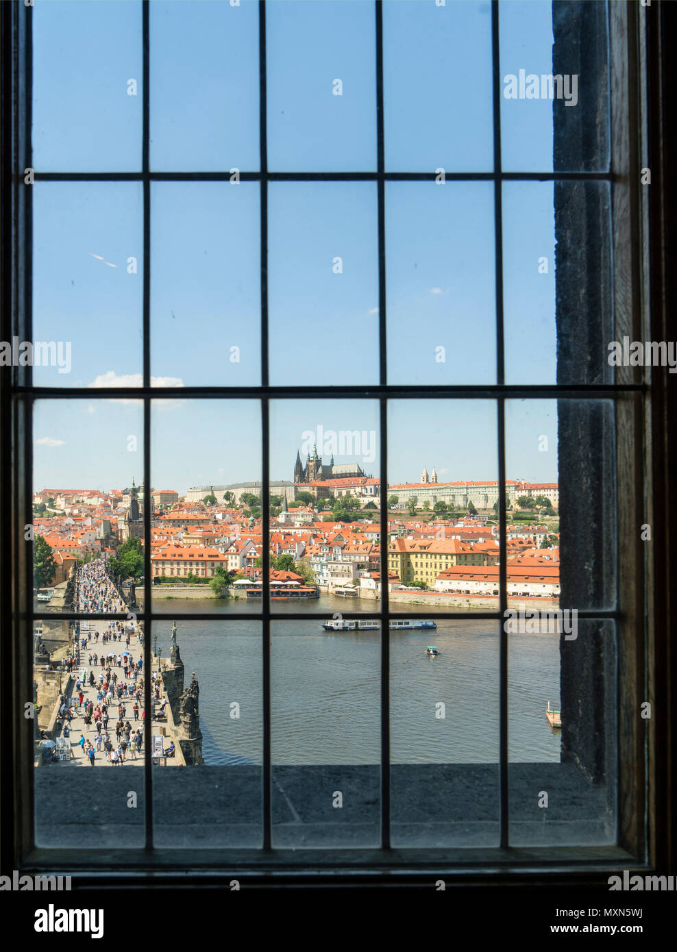 Vue sur le pont Charles à partir de la fenêtre de la tour du pont de la Vieille Ville à Prague, République Tchèque Banque D'Images