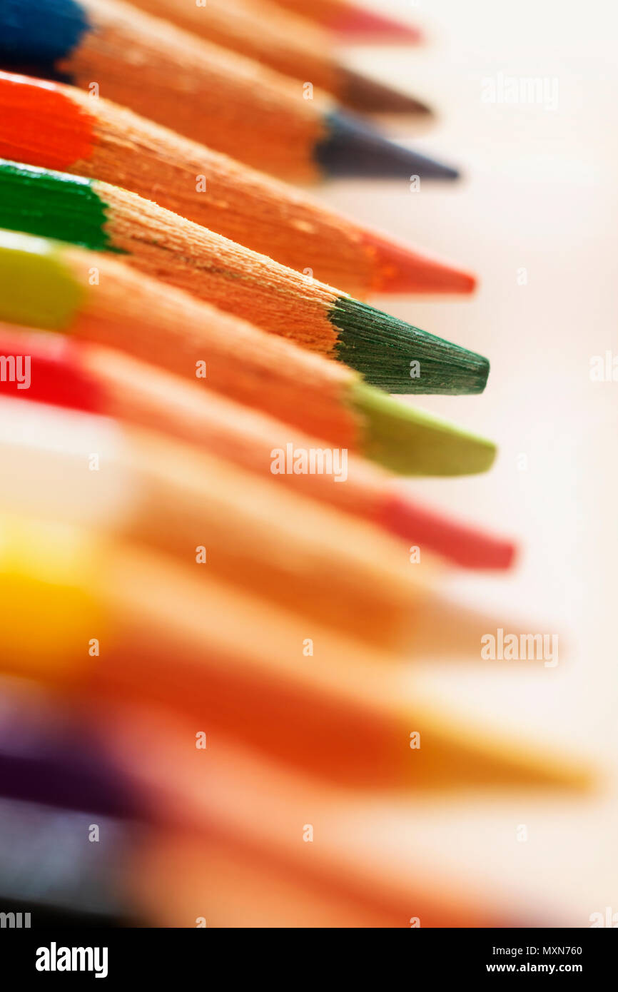 Crayons de couleurs différentes sur un fond blanc , macro photo , , composition verticale Banque D'Images