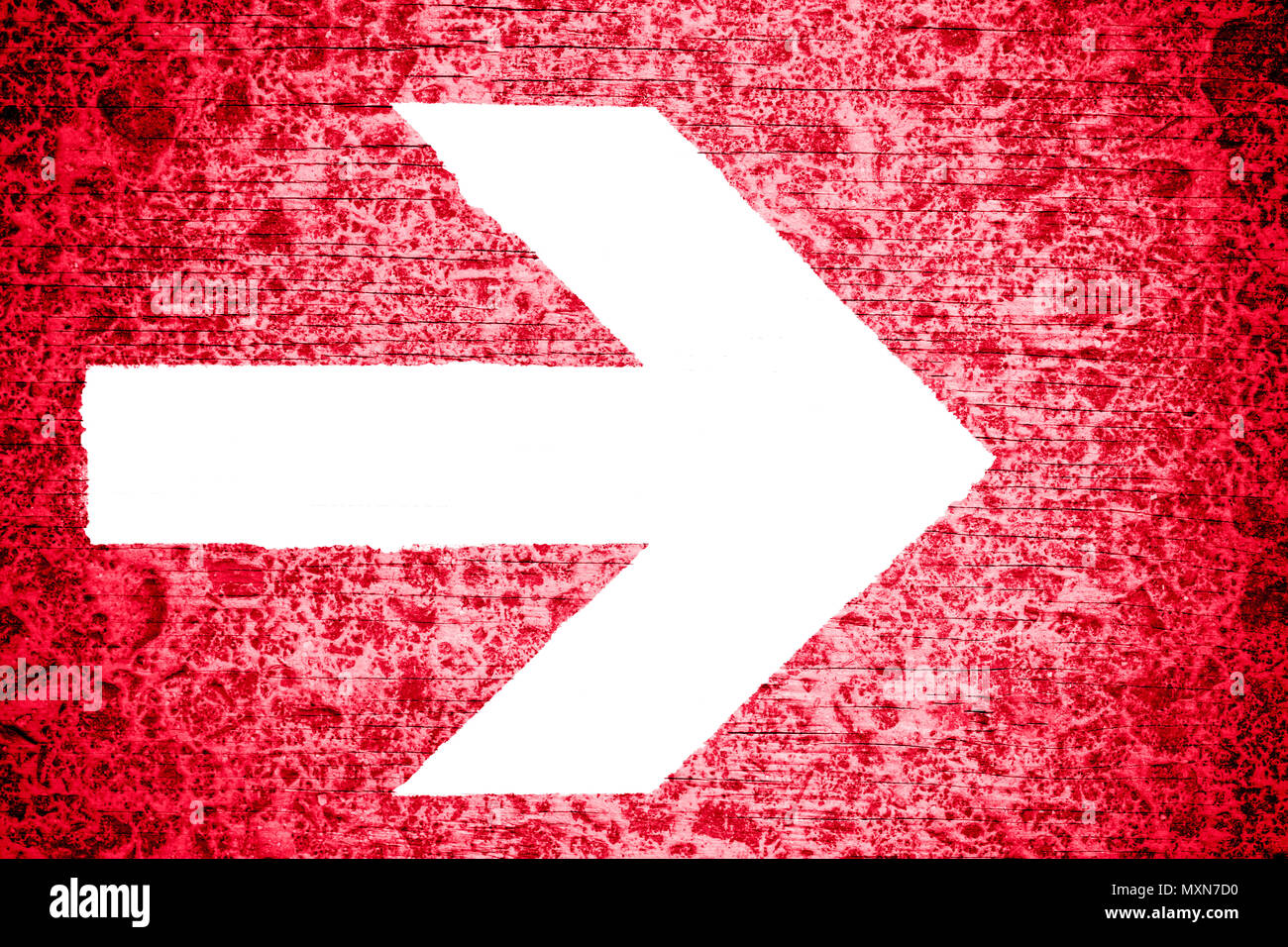 Directionnel blanc flèche dirigée vers la droite peint sur un rouge lumineux en bois irrégulière grungy texture background. Banque D'Images