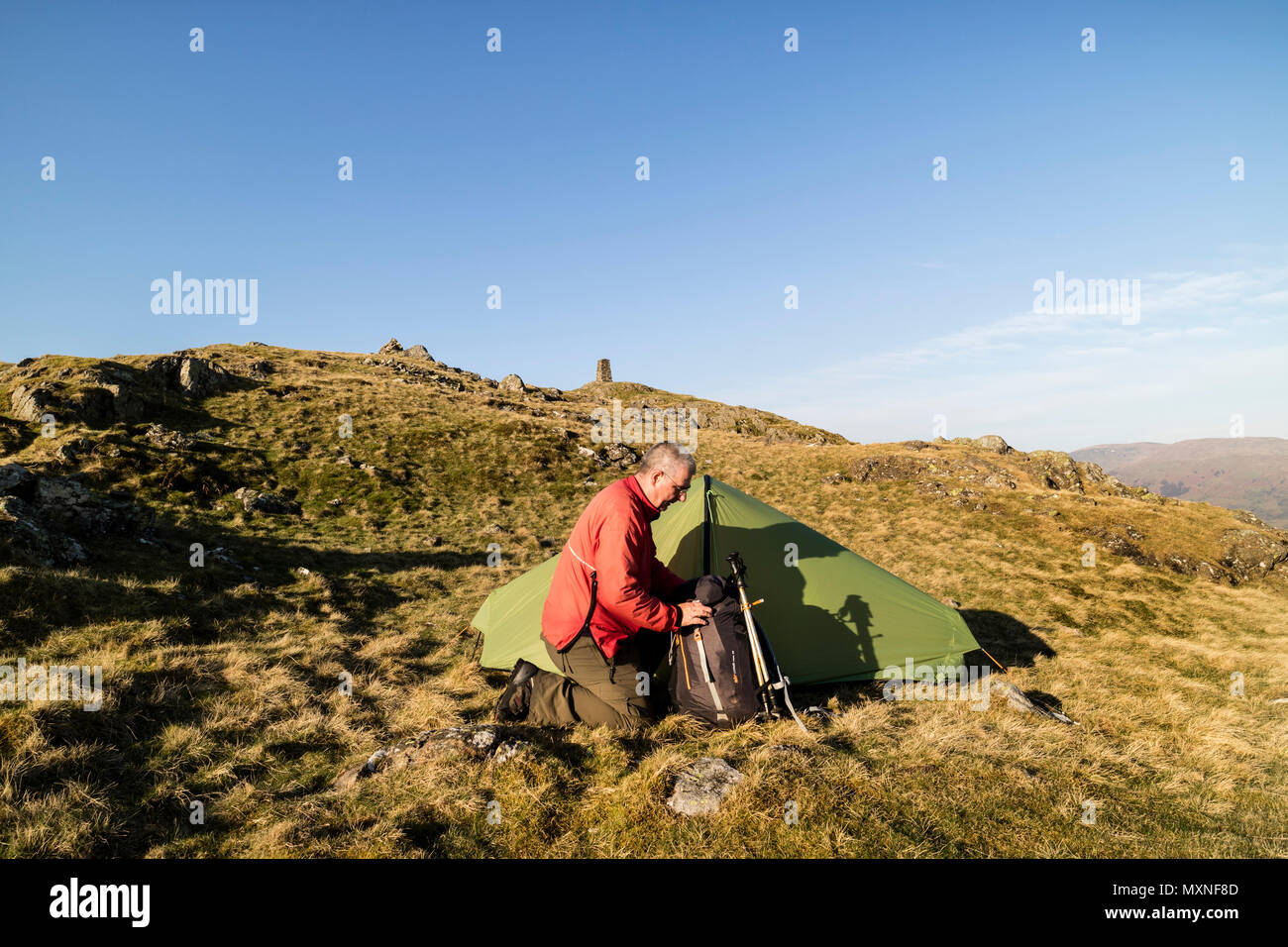 Backpacker avec tente, Hallin est tombé, Lake District, Cumbria, Royaume-Uni. Banque D'Images