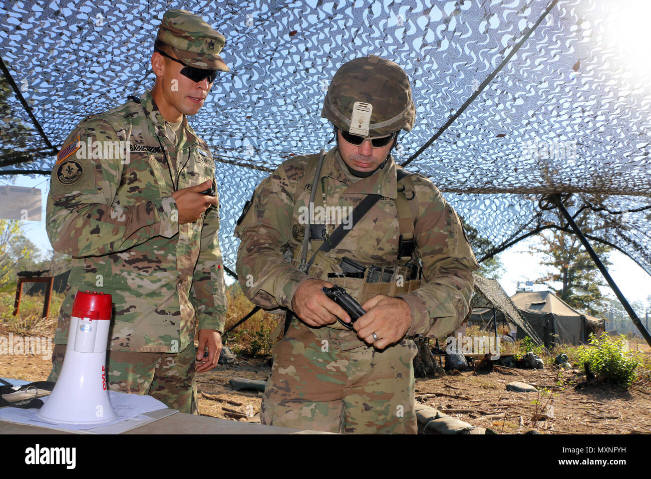 Un 3ème Division d'infanterie soldat effectue une vérification des fonctions sur un pistolet M9 au cours de l'essai, l'insigne de l'infanterie d'experts le 28 octobre 2016 à Fort Benning, Géorgie (États-Unis Photo de l'armée par la FPC. Caine Scholes/libérés) Banque D'Images