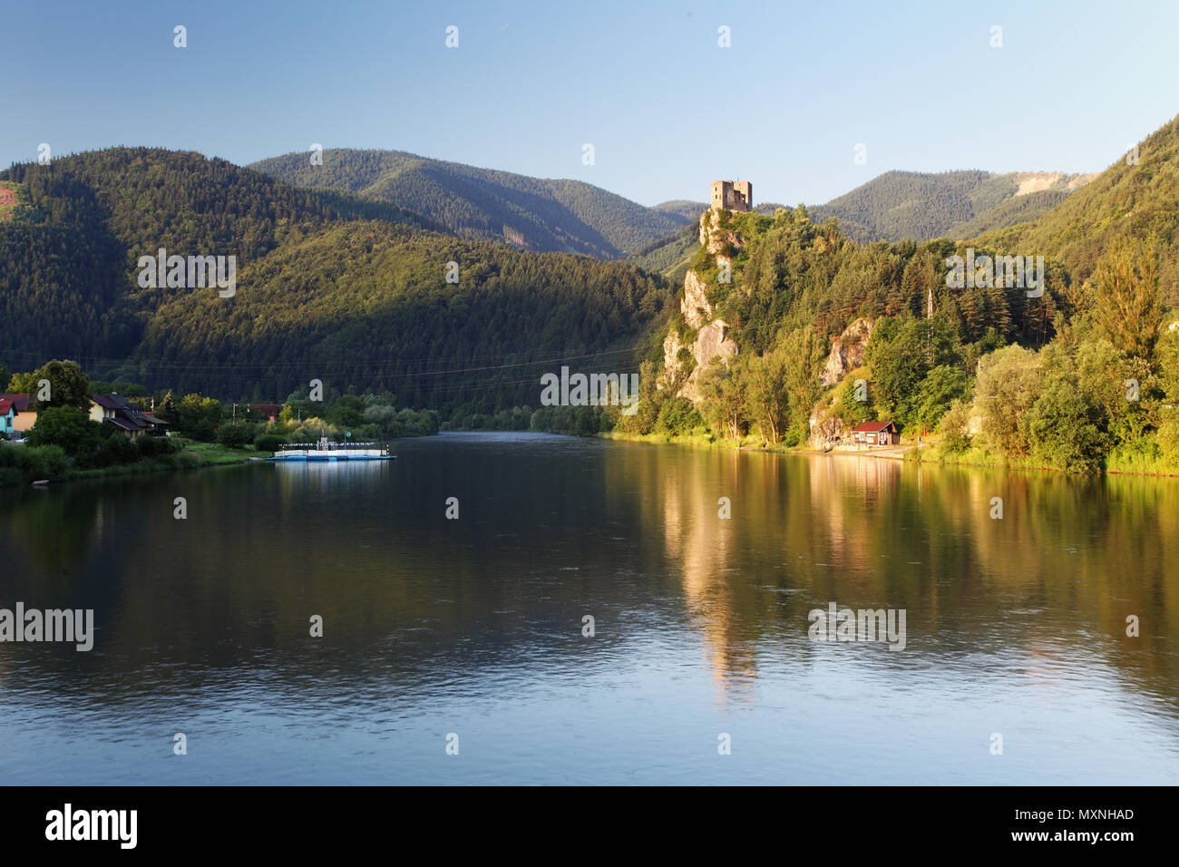Slovaquie - ruine de château Strecno avec River Vah Banque D'Images