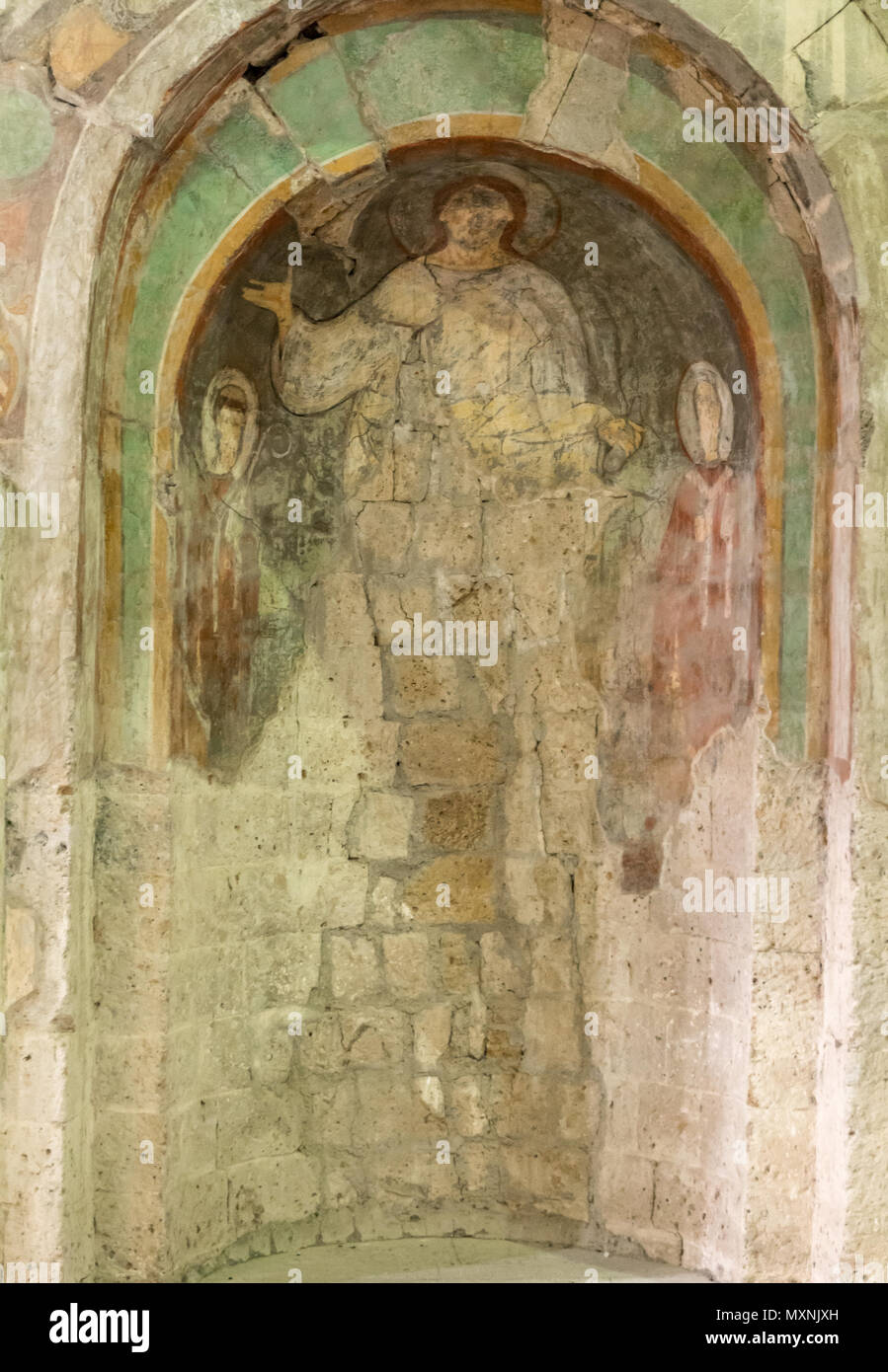 Tuscania (Viterbo), Italie - 2 mai, 2018 : l'intérieur de l'église San Pietro. fresques et décorations dans la crypte de l'église romane Banque D'Images