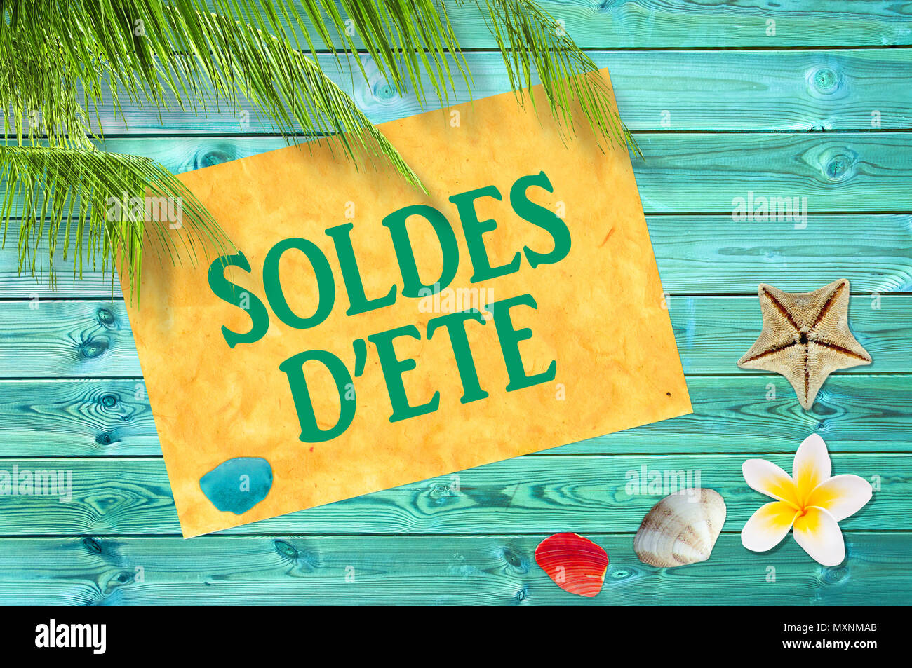 Soldes d'ete (sens de l'été vente en Français) écrit sur panneau jaune, bleu planches en bois, les coquillages, la plage et l'arrière-plan palm tree Banque D'Images