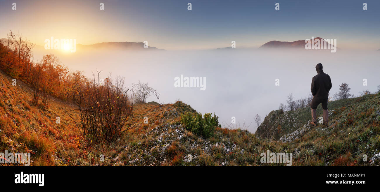 Silhouette d'un homme au sommet d'une montagne. Le sport et la vie active concept Banque D'Images