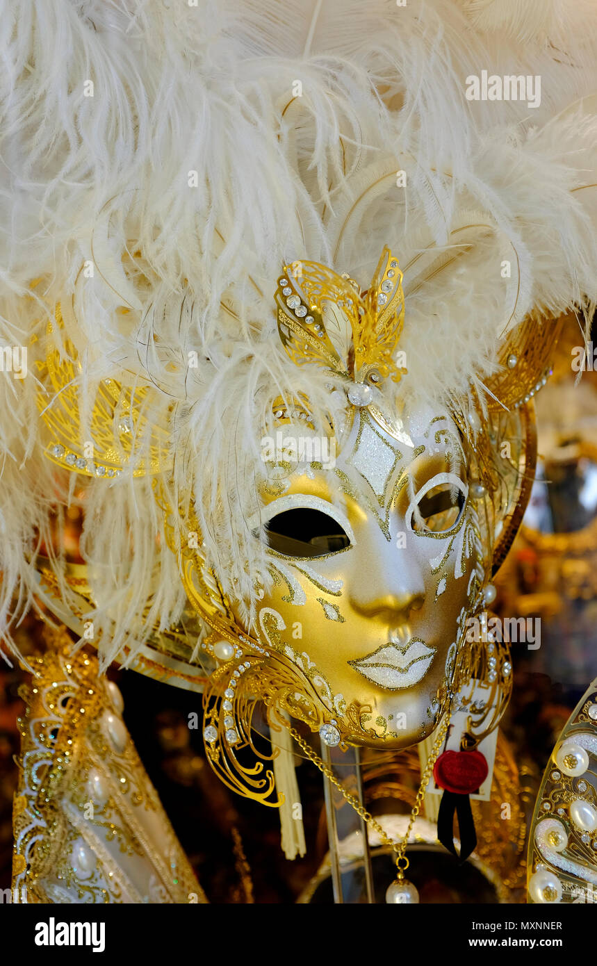 Les masques de carnaval vénitien d'or dans la vitrine, Venise, Italie Banque D'Images