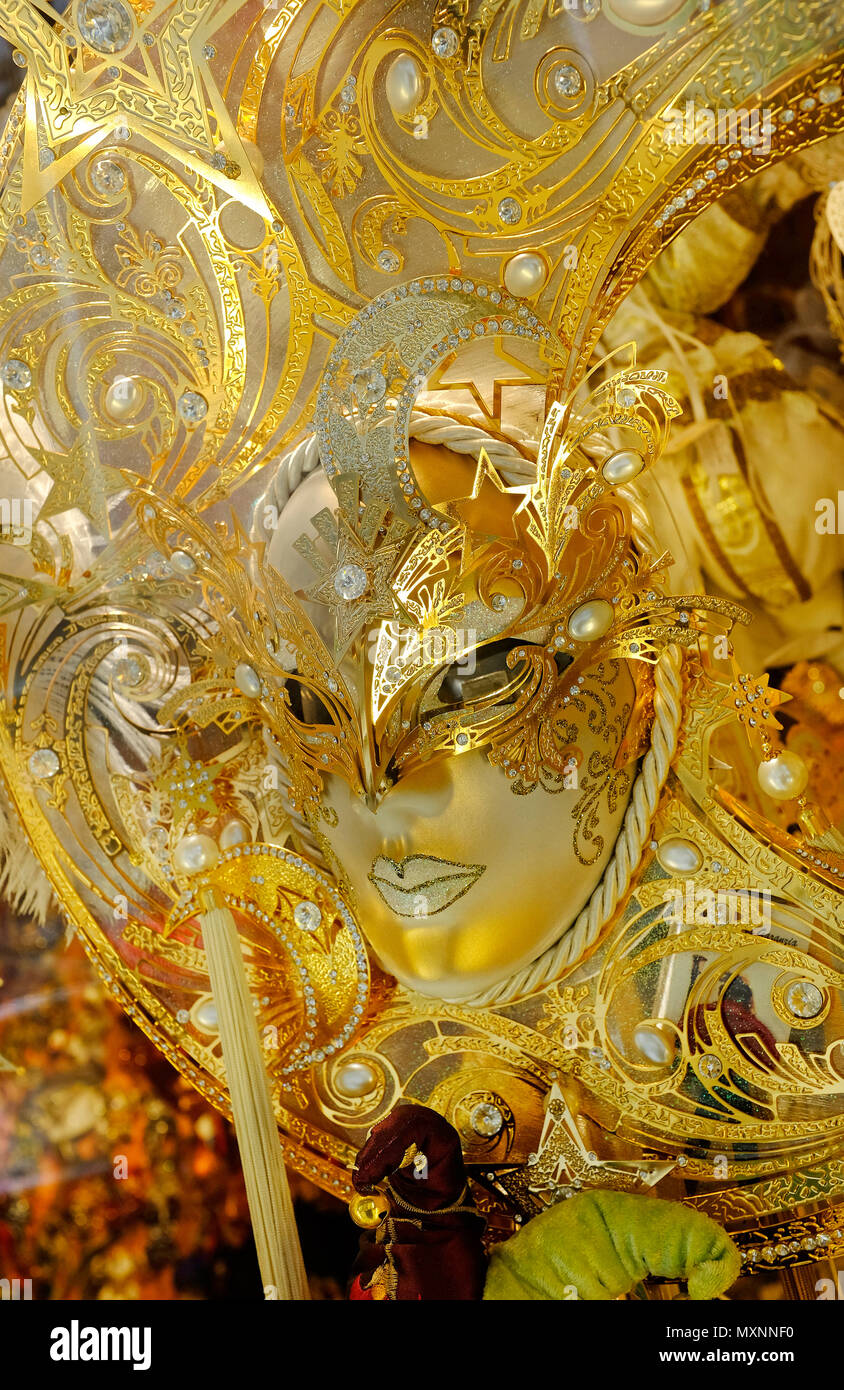 Les masques de carnaval vénitien d'or dans la vitrine, Venise, Italie Banque D'Images