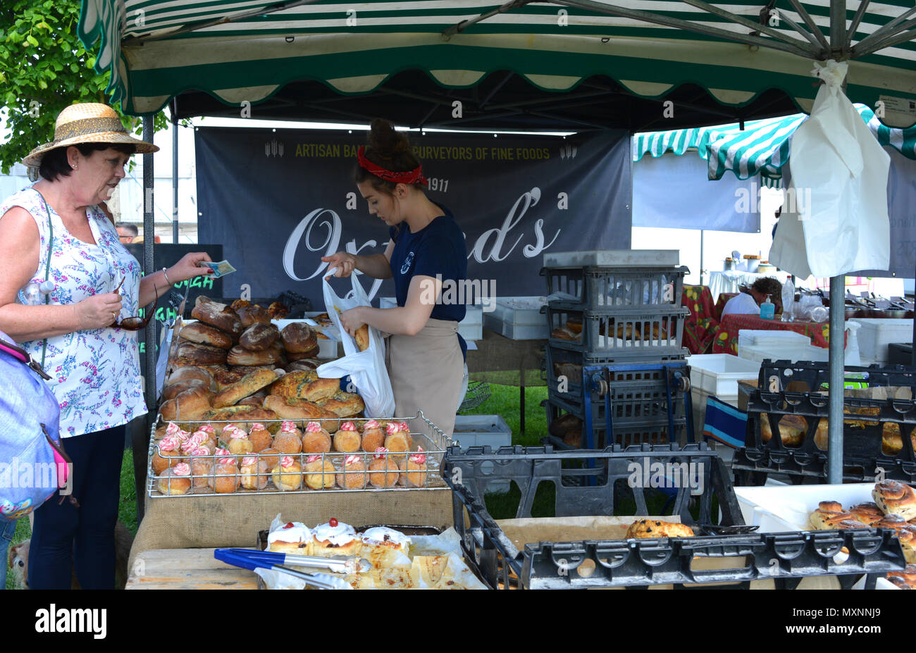 Femme acheter du pain d'Oxford's Bakery stand au château de Sherborne annuel Country Fair, Sherborne, Dorset, Angleterre. Banque D'Images