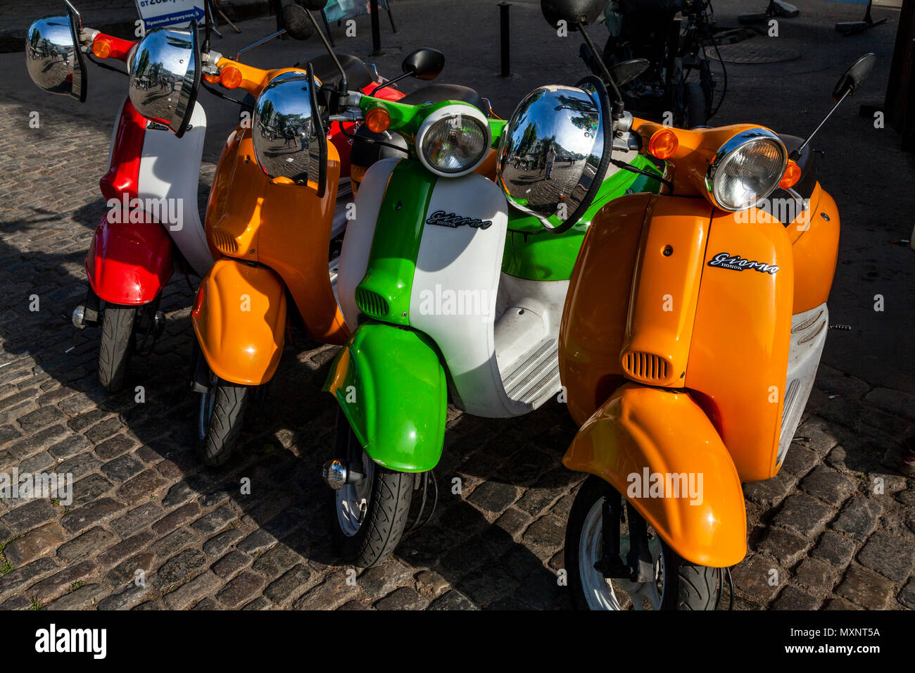 Pour louer des scooters colorés, Odessa, Ukraine Banque D'Images