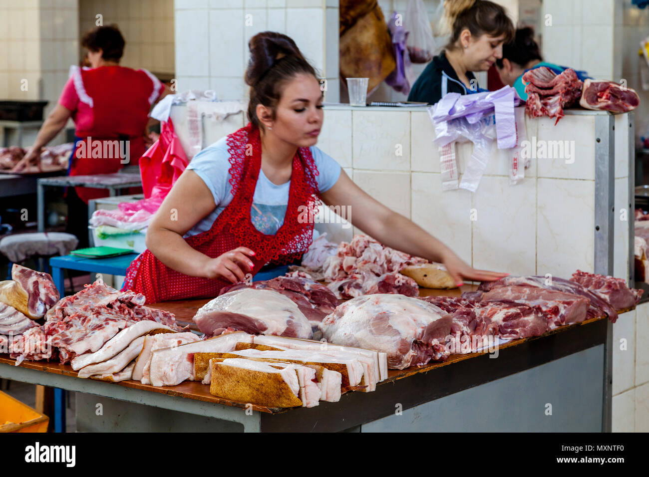 La viande fraîche pour la vente au marché Privoz, Odessa, Ukraine Banque D'Images