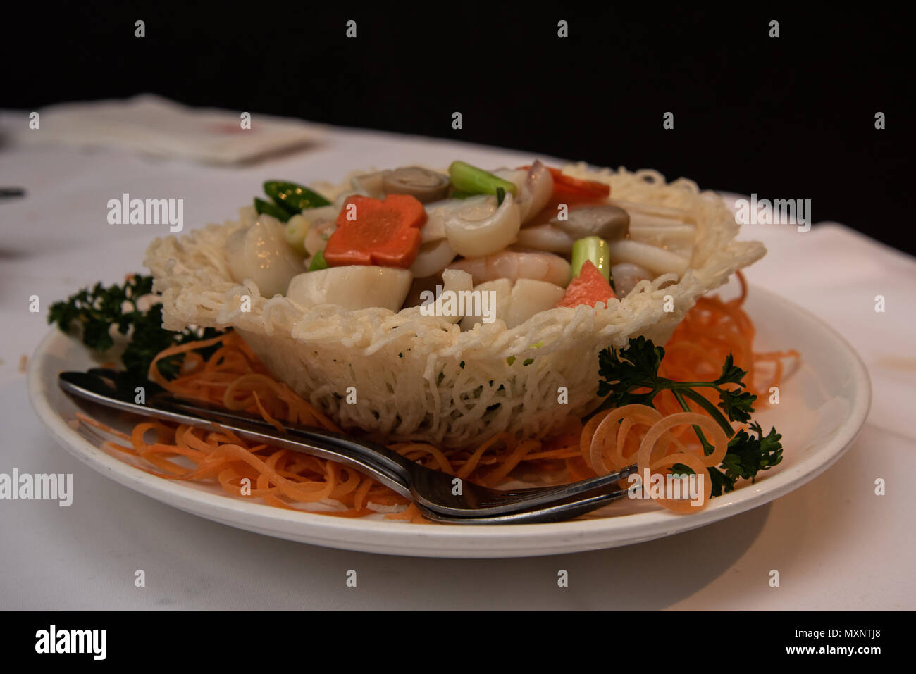 Sauté de fruits de mer nichent dans un plat populaire dans un restaurant chinois Banque D'Images