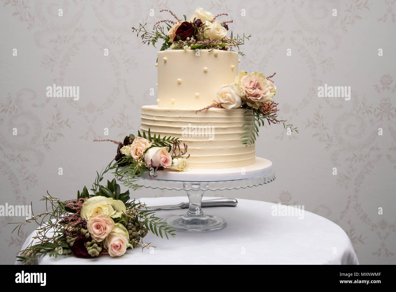 Gâteau De Mariage Champagne Avec Des Arrangements De Fleurs Jaune Et Rose  Photo Stock - Alamy