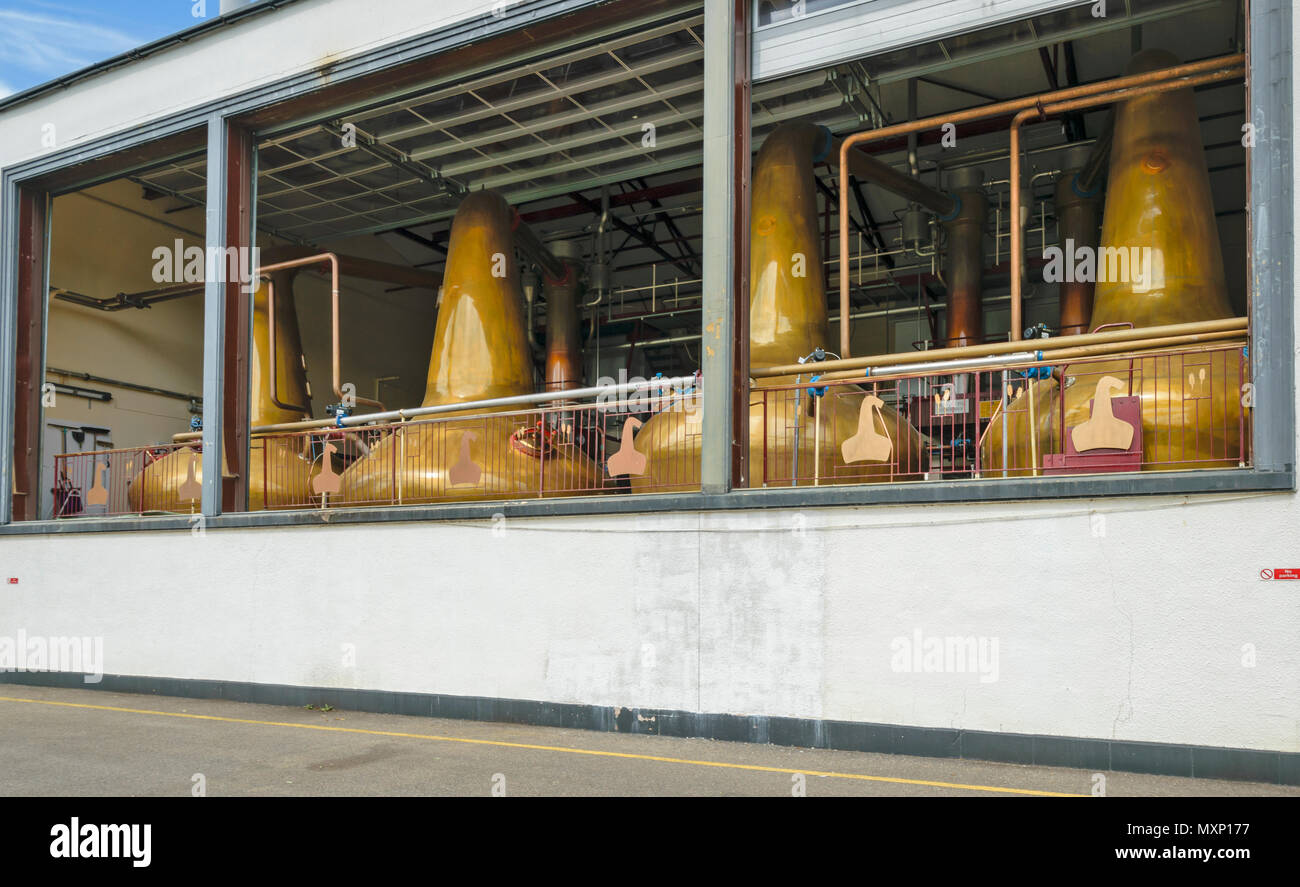 La distillerie de whisky ROYAL BRACKLA IMMOBILIERS CAWDOR ECOSSE DISTILLERIE NAIRN PRINCIPAL BÂTIMENTS AVEC STILLS S'OUVRENT SUR L'EXTÉRIEUR. Banque D'Images