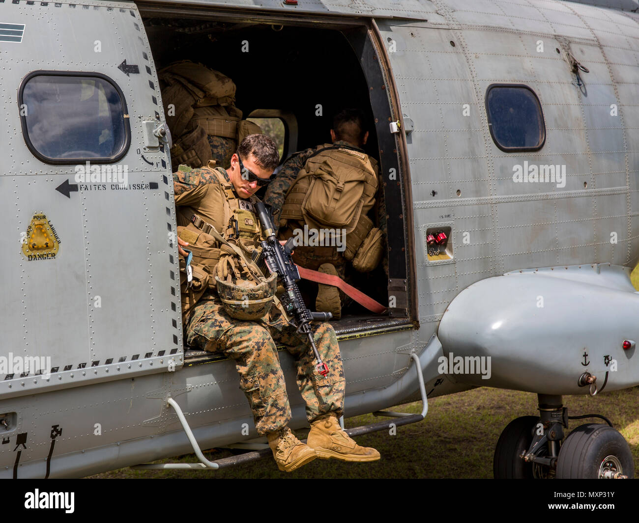 Le sergent des Marines des États-Unis. Thomas Cuson ingénieur de combat avec Peloton de Génie de Combat, Groupe de travail Koa Moana 16-4, charger dans une armée de l'air en hélicoptère Hélicoptère de prune, de Nouvelle Calédonie, le 7 novembre 2016. Croix du Sud est un multi-national, l'aide humanitaire et secours en cas de catastrophe l'opération d'évacuation des non-combattants, mené tous les deux ans pour préparer unies dans l'éventualité d'un cyclone dans le Pacifique Sud. L'exercice Moana Koa cherche à accroître les engagements entre Leader et les nations partenaires alliés dans le Pacifique avec un intérêt collectif dans des relations militaires. (U. Banque D'Images