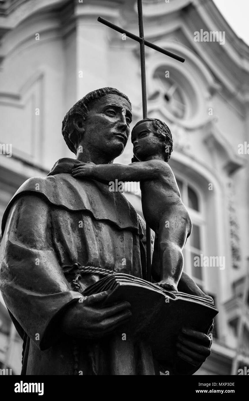 La statue de Saint Antoine en face de l'église Saint Antoine dans la ville de Lisbo, Portugal. Saint Antoine est le saint patron de Lisbonne Banque D'Images