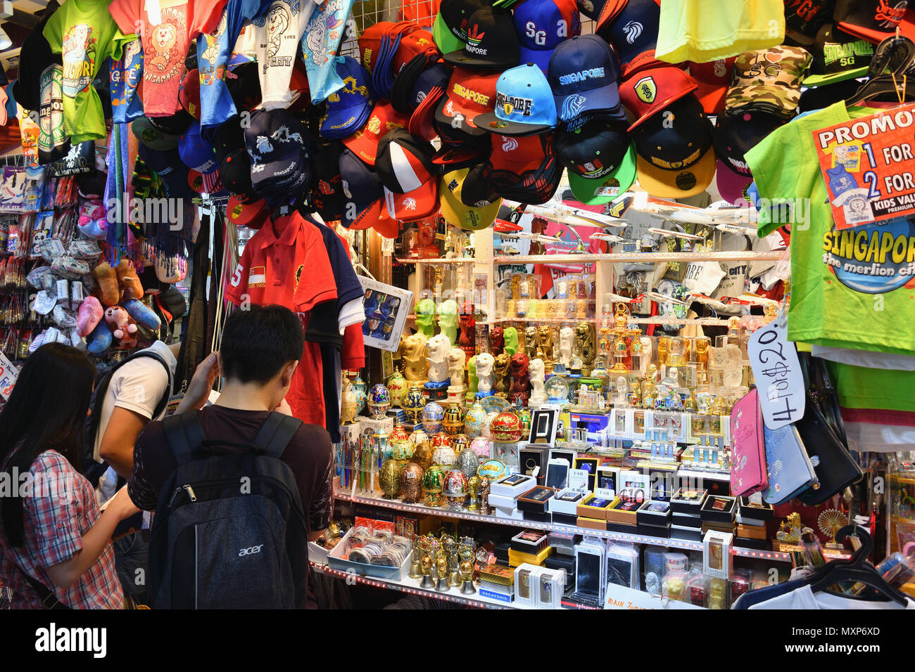Singapour Bugis Street. Une boutique vend des souvenirs touristiques dans ce budget-friendly mall, plus particulièrement sur le thème des sourvenirs du Merlion. Banque D'Images