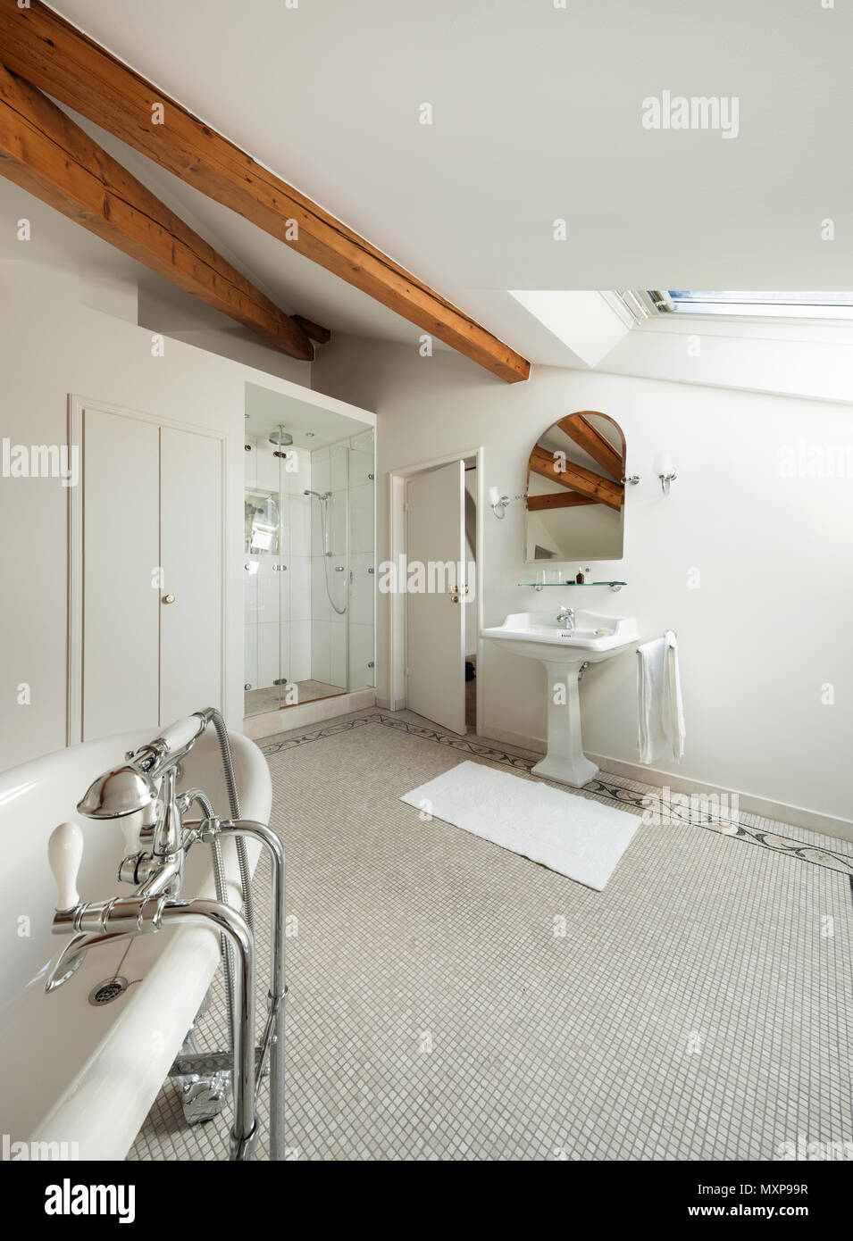 Intérieur d'une demeure de luxe, salle de bains avec douche et baignoire Banque D'Images