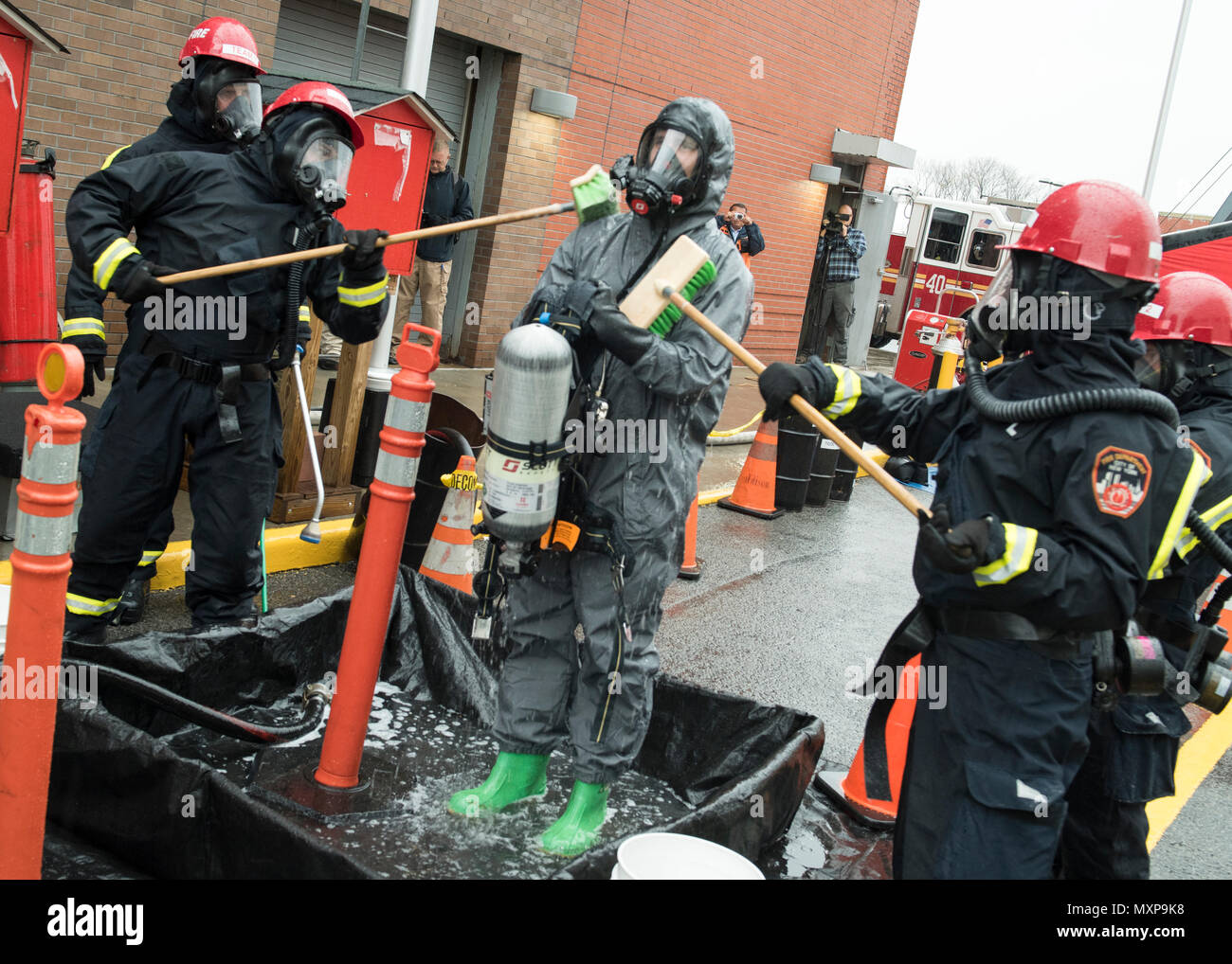 Les membres du Service des incendies de New York l'équipe de matières dangereuses de l'effectuer les procédures de décontamination sur des soldats du Ft. La 59e Compagnie CBRN du tambour à la suite d'une évolution de la formation le 29 novembre 2016. Cet événement de formation faisait partie d'un exercice d'entraînement d'une semaine organisé par la ville de New York et du Nord de l'armée américaine, et supervisé par le U.S. Northern Command. Les événements militaires et donne les premiers intervenants locaux l'expérience du travail en commun au cours d'un complexe chimique, biologique, radiologique ou nucléaire d'urgence. (U.S. Air Force photo de Tech. Le Sgt. Joe Lois) Banque D'Images