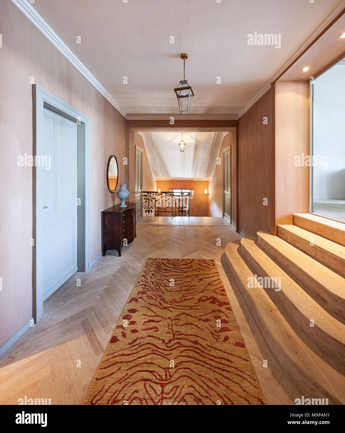 Grand couloir avec penderie dans hôtel particulier de luxe Banque D'Images