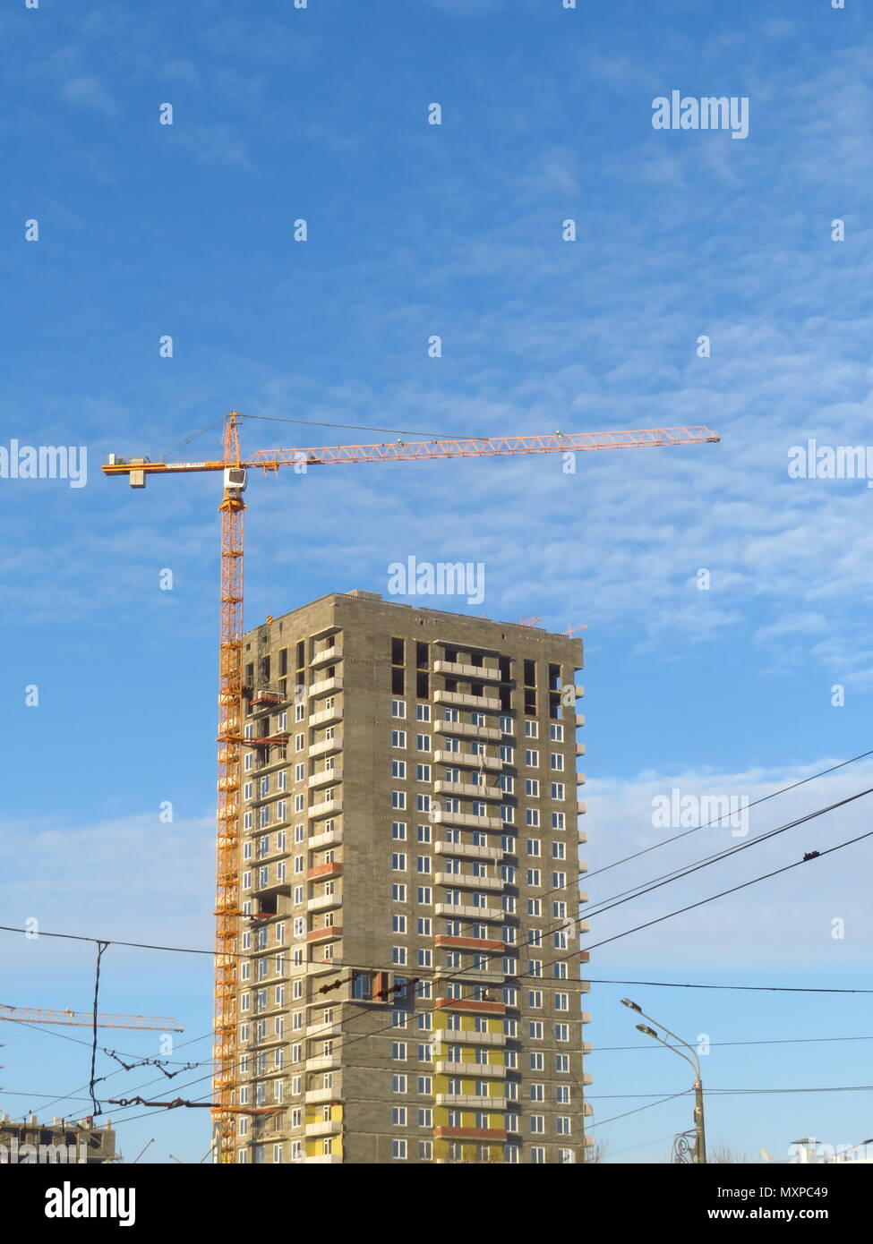 Grue sur le fond de ciel bleu avec des nuages. Banque D'Images