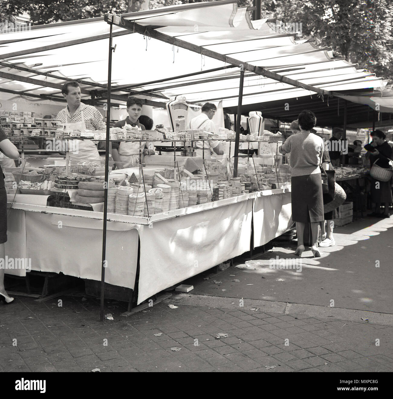 Années 1950, historique, Paris, France, en plein air et d'autres fromages vente calage produits laitiers à un marché alimentaire de l'extérieur. Banque D'Images